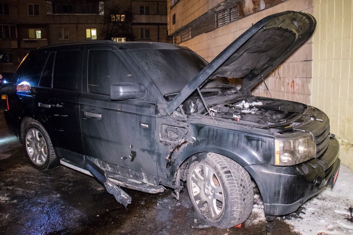 В Киеве на Борщаговке подорвали Range Rover, есть пострадавший