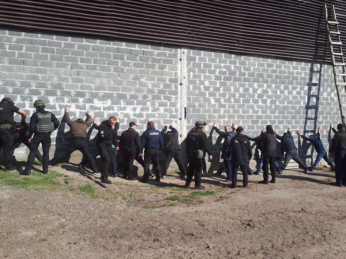 50 бойцов-рейдеров пытались захватить сельхозпредприятие в Черкасской области