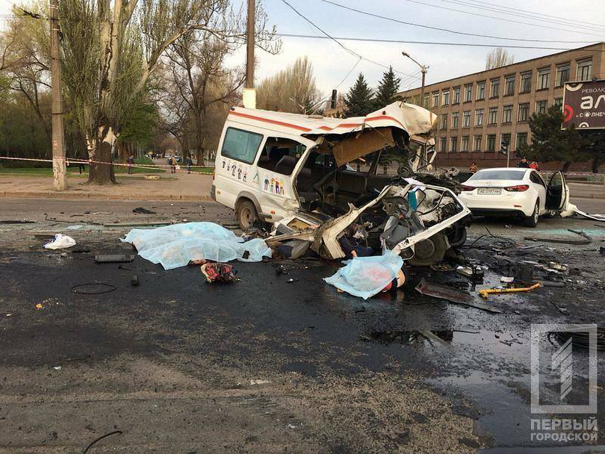 В Кривом Роге легковушка разнесла забитую пассажирами маршрутку, много погибших (ФОТО 18+)