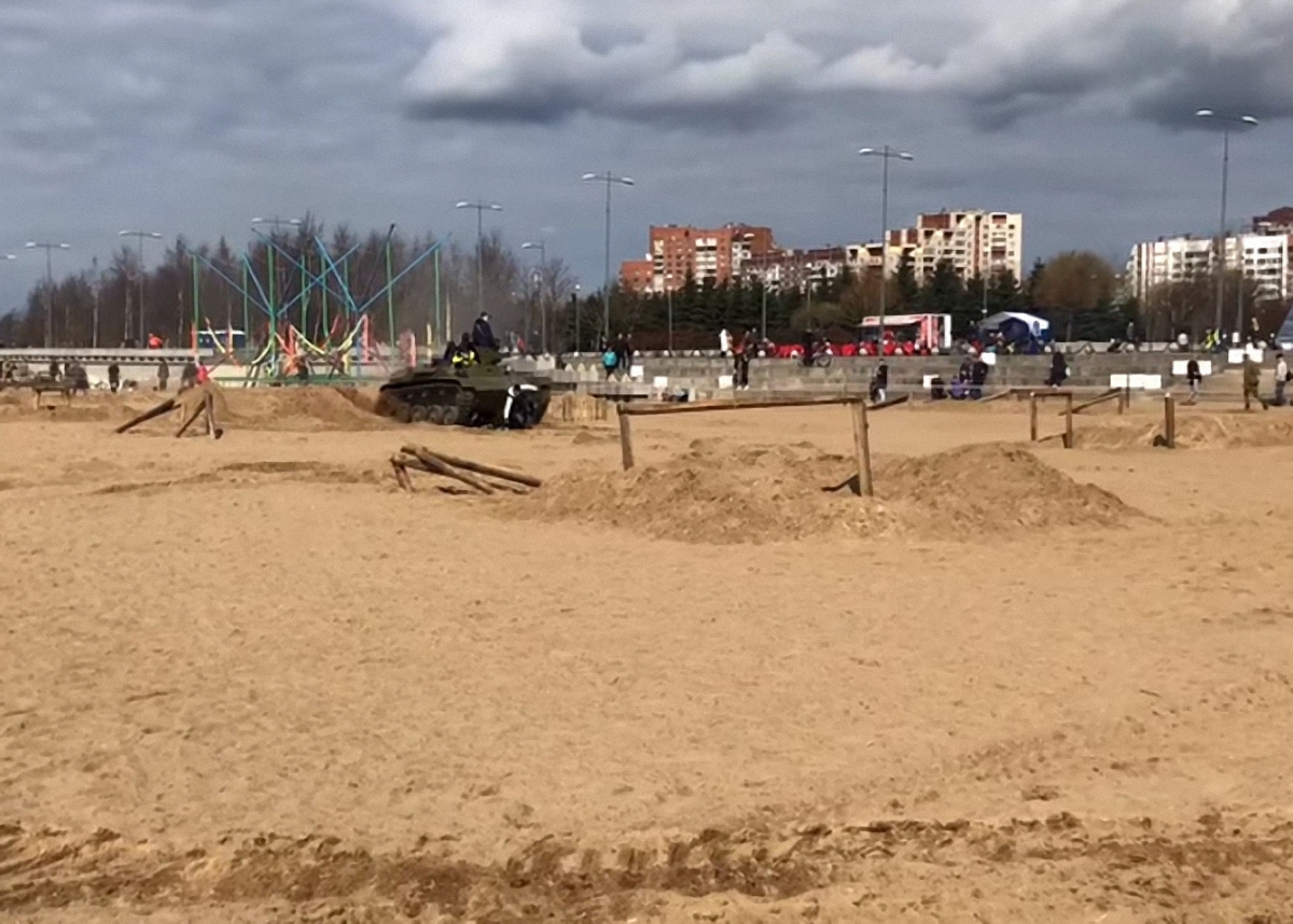 Можем повторить: в России на празднике победобесия танк наехал на детей (ВИДЕО)