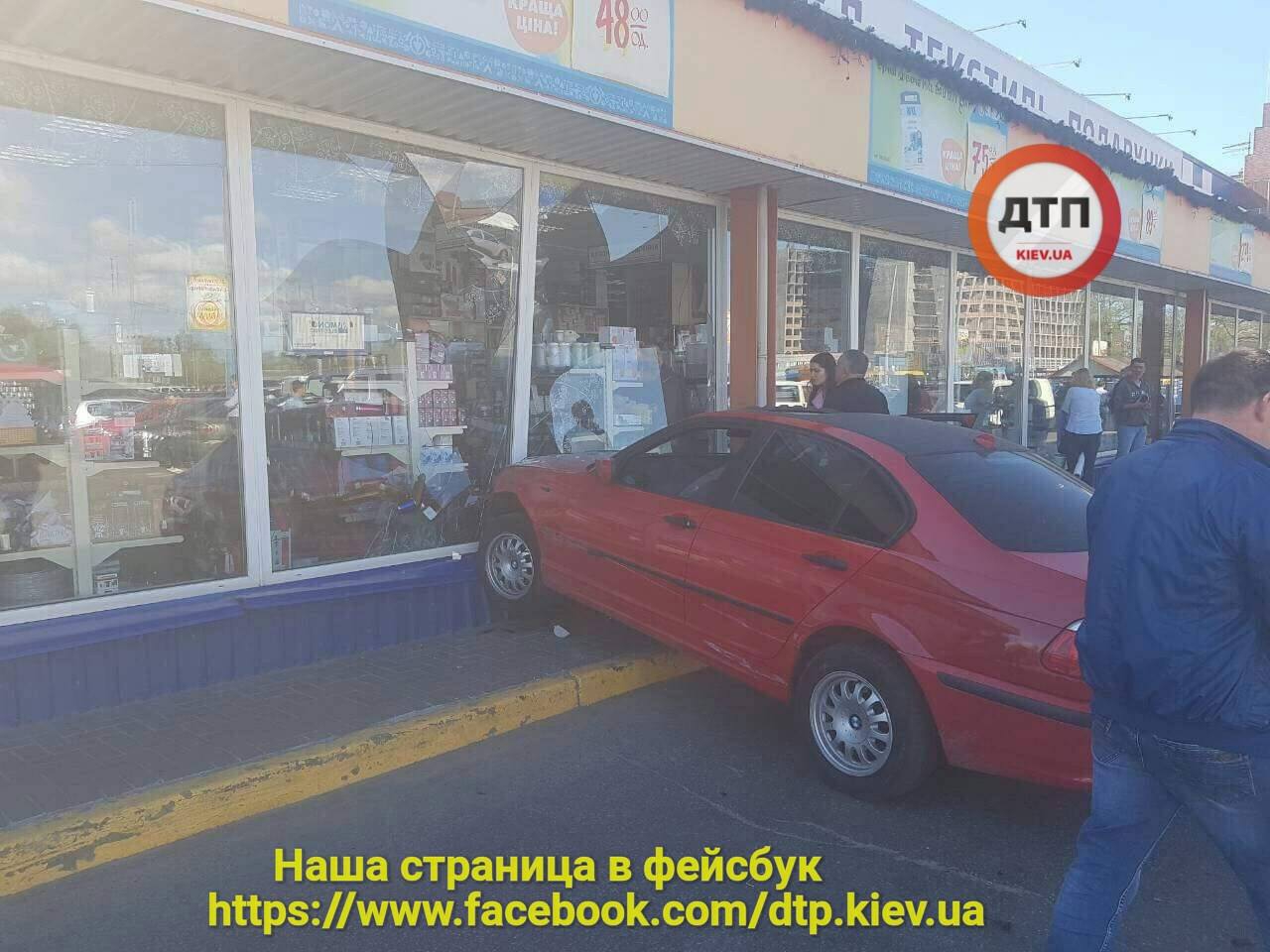 В Киеве девушка на "евробляхах" разнесла несколько машин и заехала в здание "Эпицентра"