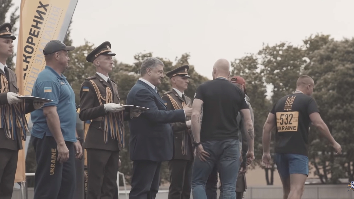 Ветеран АТО отказался жать руку Порошенко (видео)