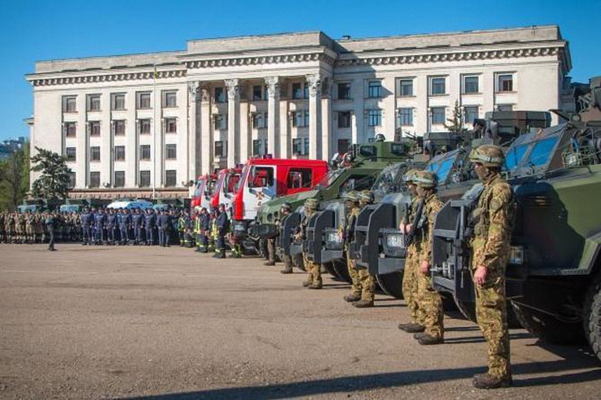 К годовщине событий 2 мая в Одессу ввели бронетехнику