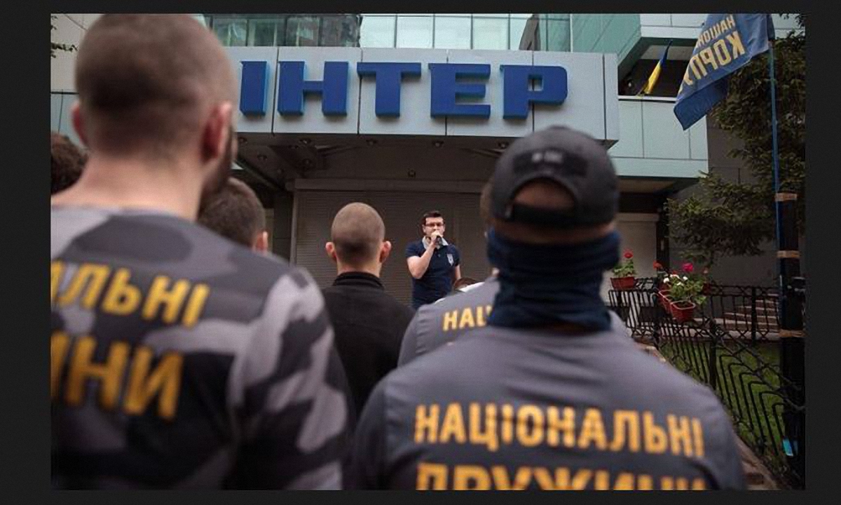 Скандал с Интером: телеканал окружили представители Нацкорпуса
