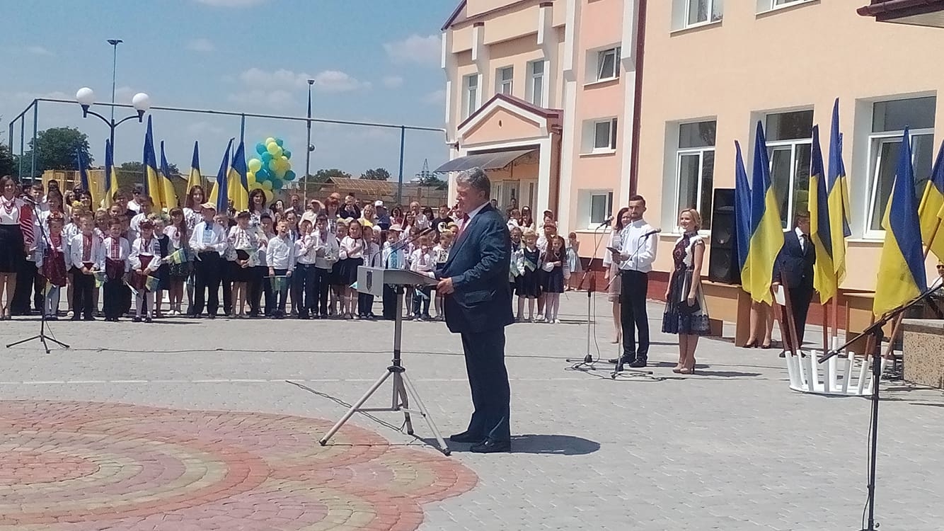 В Ивано-Франковской области школьник упал в обморок во время речи Порошенко