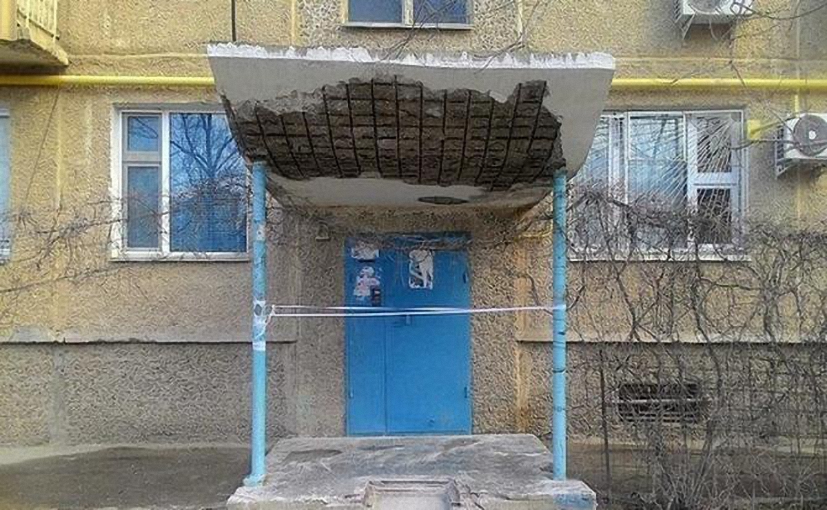 В реанимации скончалась девочка, которую привалило бетонной стеной
