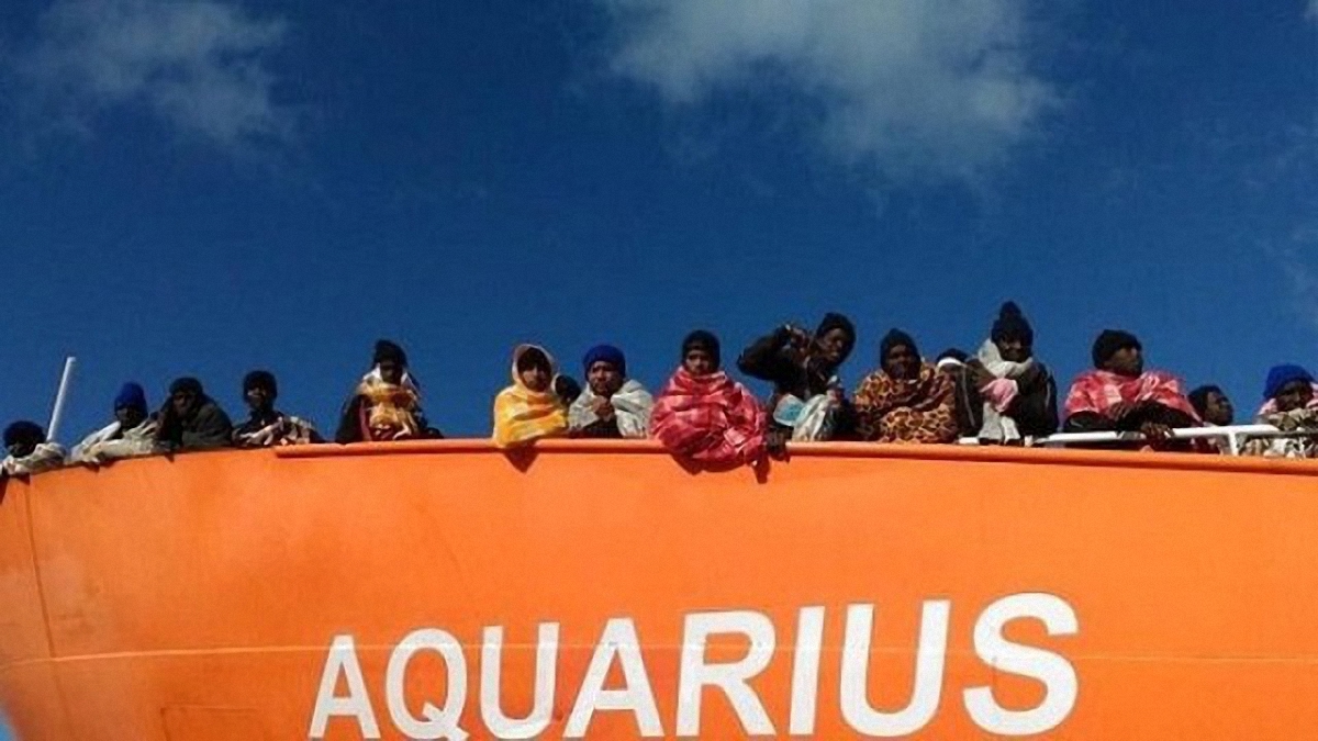 Мигранты со спасательного судна Aquarius хотят просить убежища во Франции