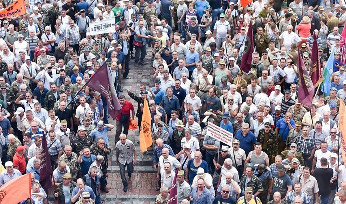 В Киеве ветераны-афганцы и шахтеры пытаются прорваться в Раду