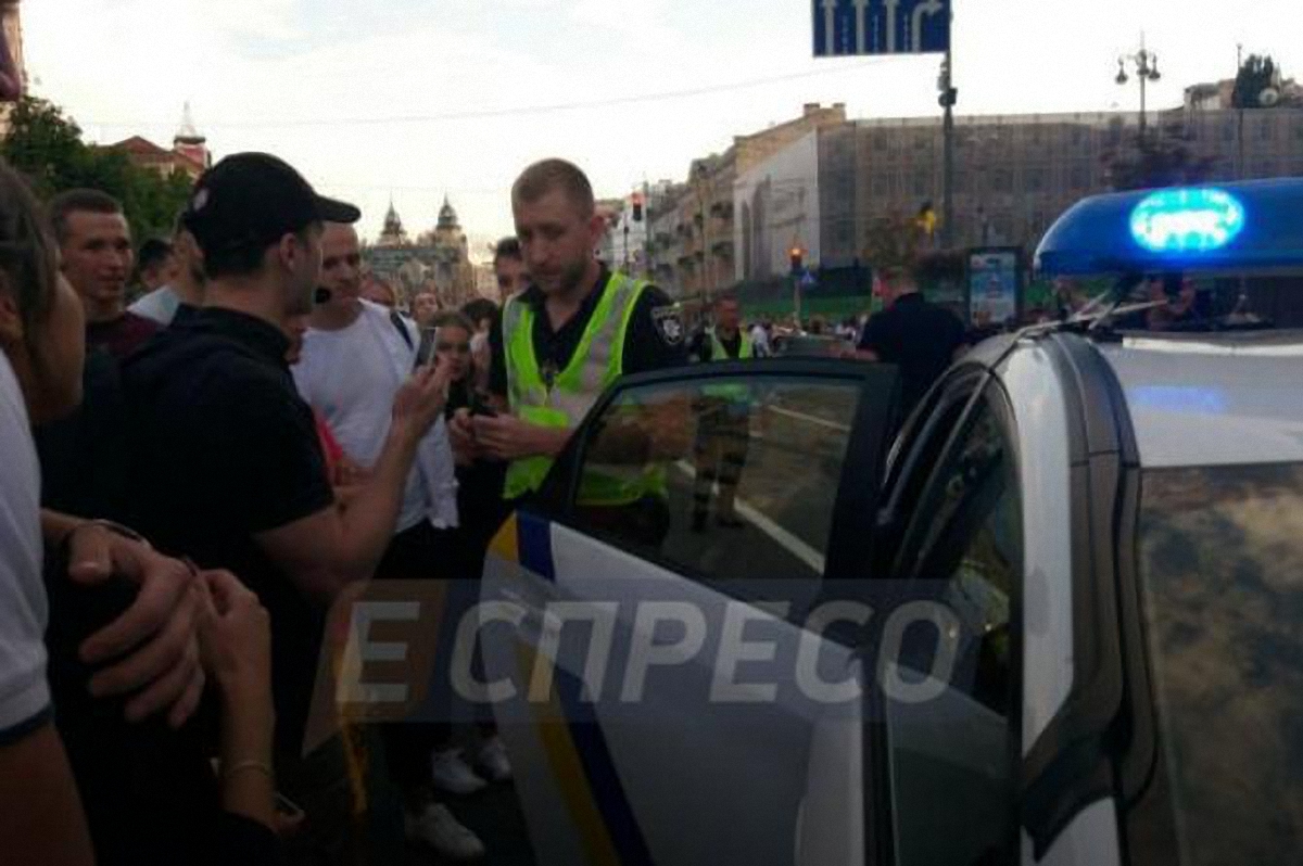 22-летний парень пробежался по авто патрульных на Крещатике (ФОТО)