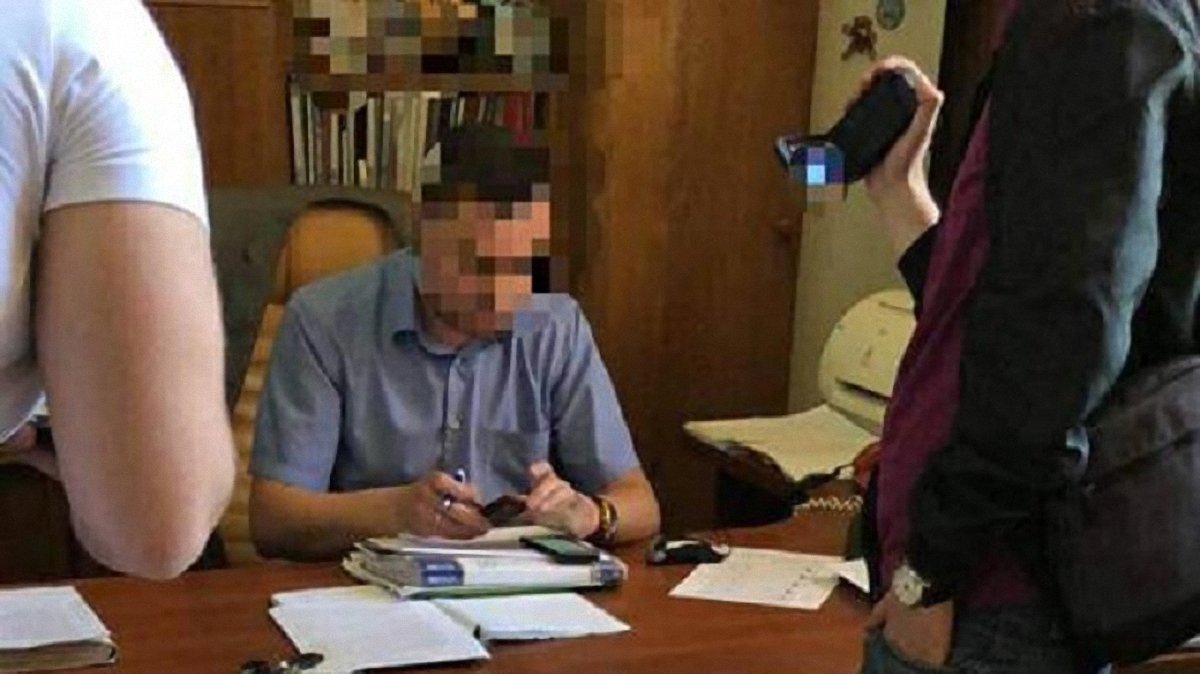 Чиновник "Укрзализныци" попался на взятке в 350 тысяч