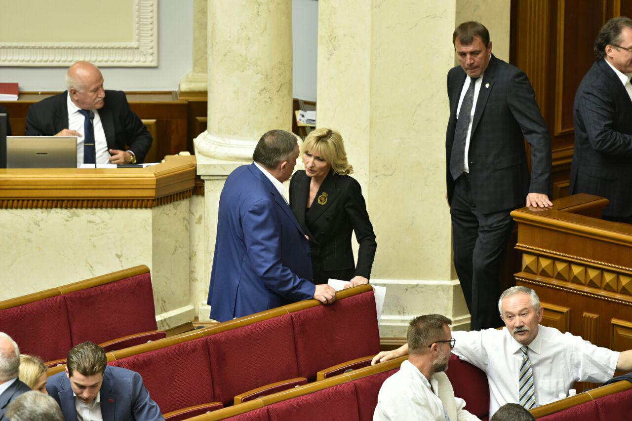 Ирина Луценко попалась на лжи и пришла в ВР в пиджаке за три тысячи долларов