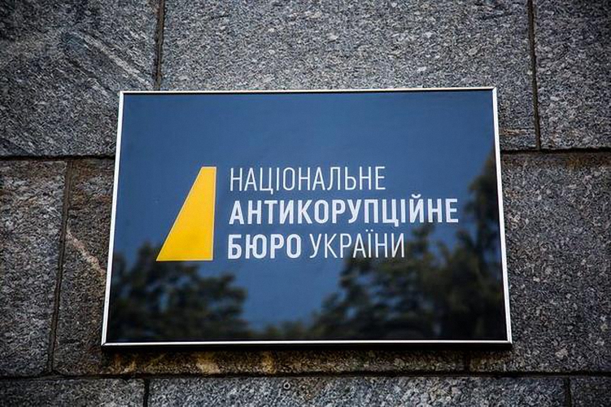 Неизвестные на глазах у полиции разгромили офис НАБУ и разбросали торты Roshen