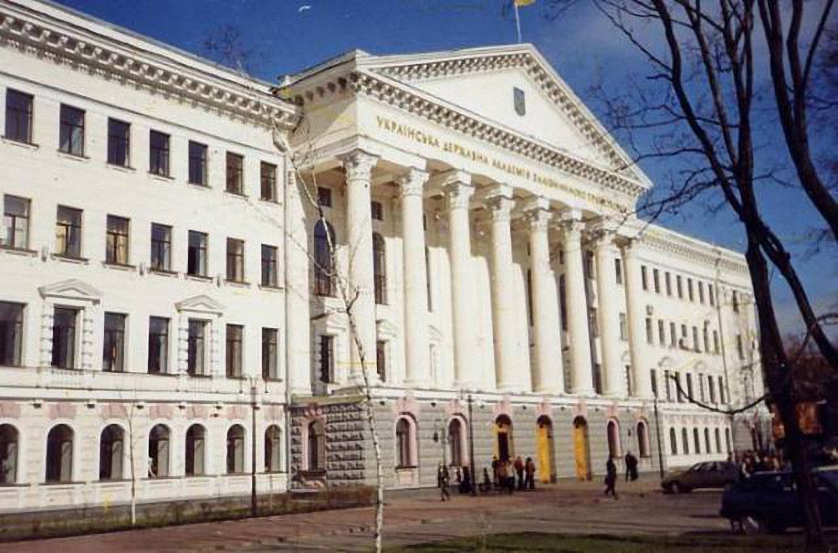 В медуниверситете Одессы заминировали корпус и заблокировали нового ректора
