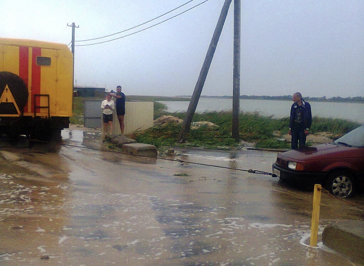 Возле Азовского моря эвакуировали 36 автомобилей с отдыхающими