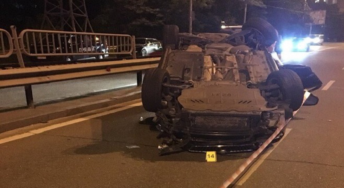 В Киеве возле метро Skoda наехала на мужчину, сажавшего сына в машину