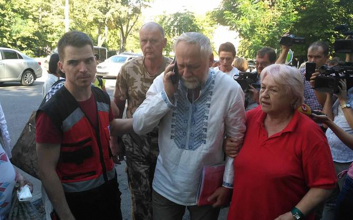 Под Лукьяновским СИЗО избили гетьмана Кармазина