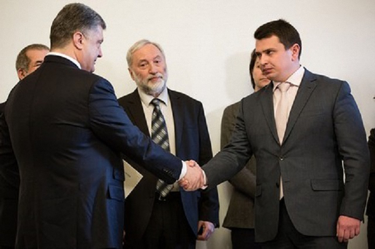 Порошенко вздумалось ночью поговорить с Сытником об Антикоррупционном суде