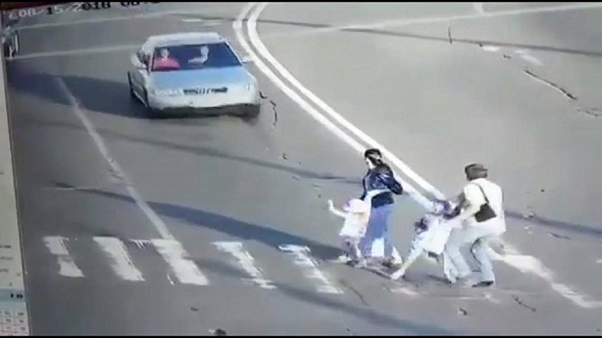 В Киеве пьяный водитель сбил семью с детьми на пешеходном переходе (ВИДЕО)