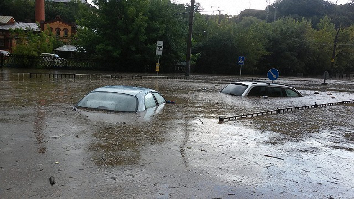 Во Львове прошел сильный ливень с грозой: машины под водой (фото)
