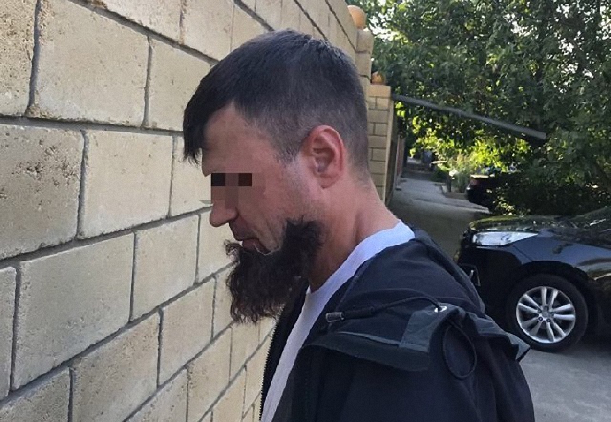 В Одессе мужчину задержали за отклеенную бороду