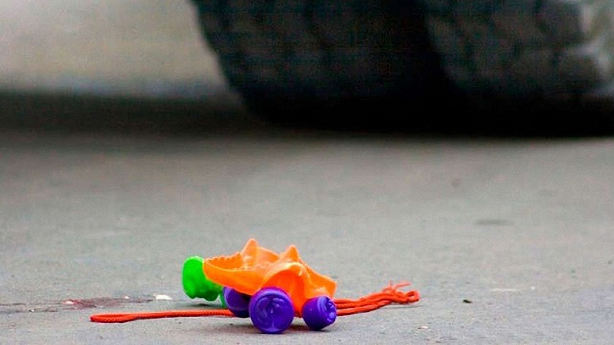 В Киеве из рук родителей выхватили ребенка