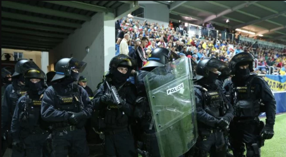 Чешская полиция обстреляла и задержала украинских фанатов после футбола