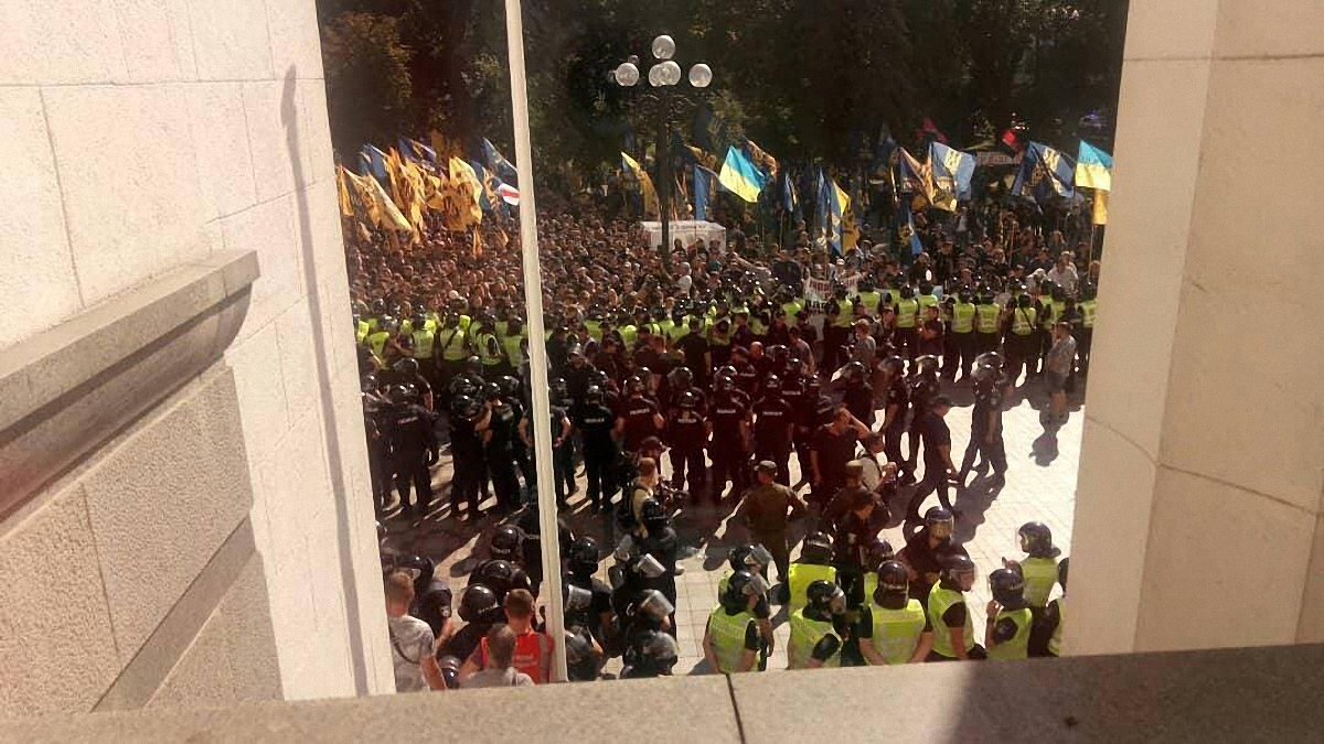 Митинг под Верховной Радой: столкновения с полицией и взрыв петард (ФОТО, ВИДЕО)