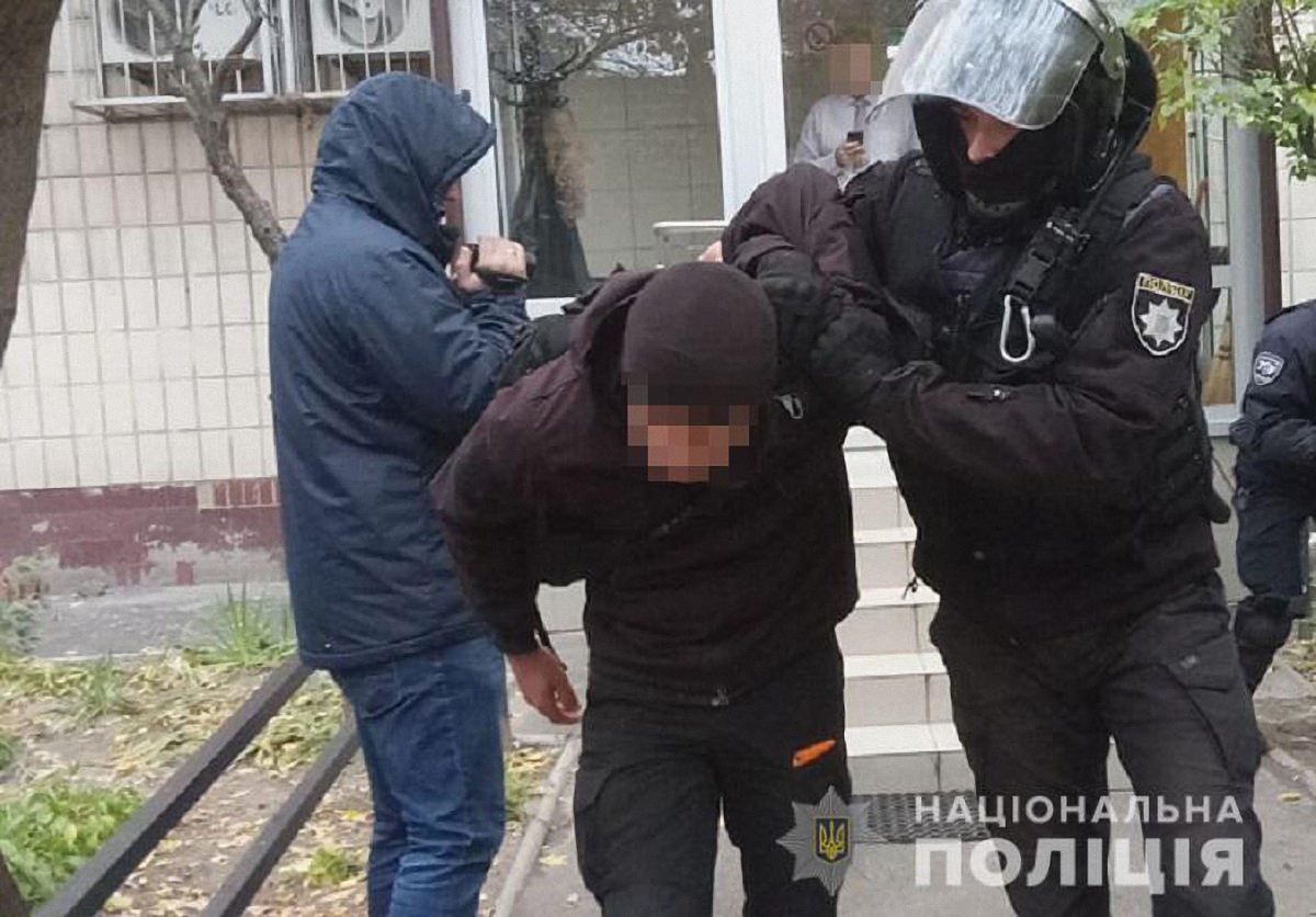 Около 40 вооруженных молодчиков поколотили полицейских в Киеве