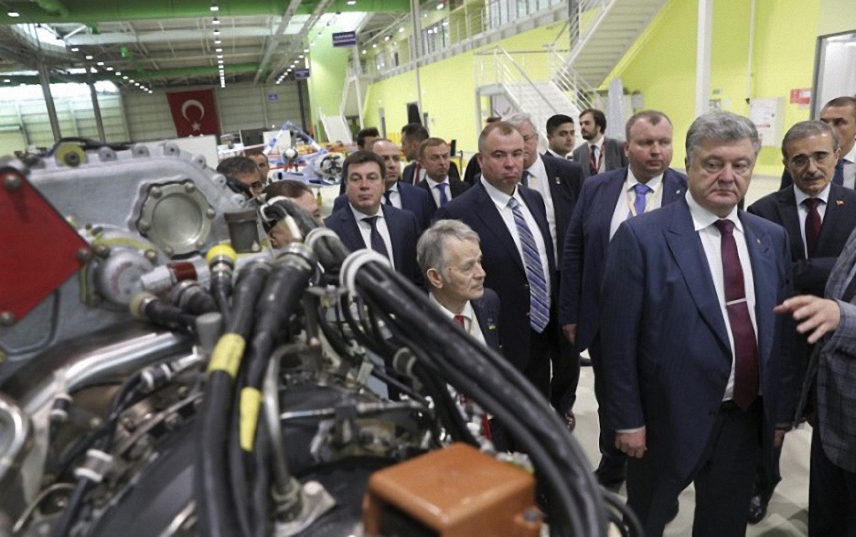 Порошенко побывал на производстве мощных беспилотников компании Baykar Makina в Турции