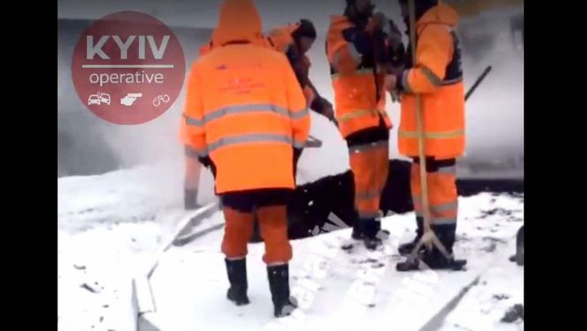 Время ремонтировать: киевские коммунальщики кладут асфальт прямо на снег (ВИДЕО)