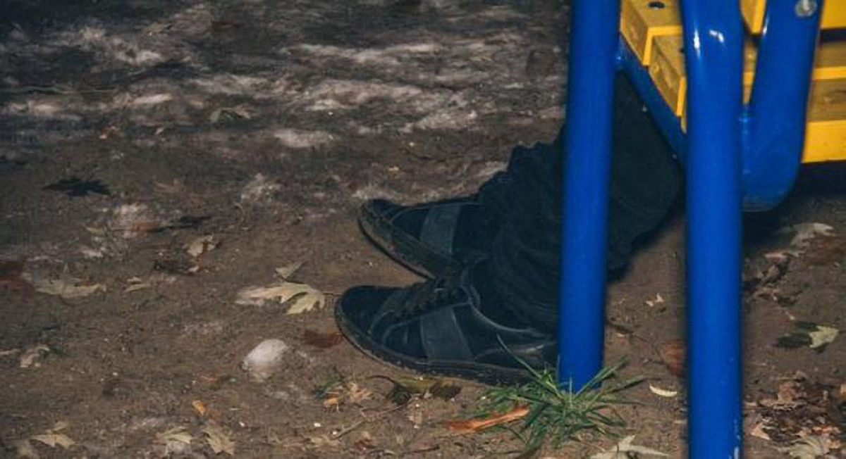 В Киеве на детской площадке нашли мертвого полуголого мужчину