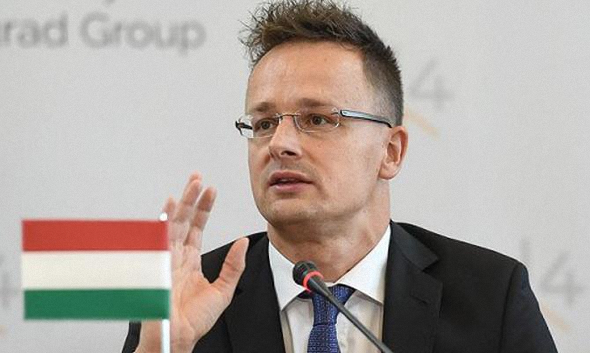 Венгерский министр утверждает, что раздача паспортов украинцам не запрещена законом