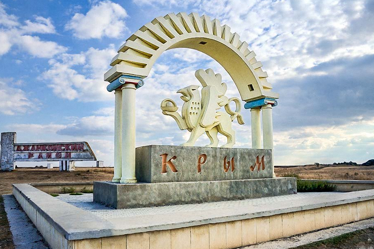 Российские оккупанты возьмутся за крымчан с украинскими паспортами