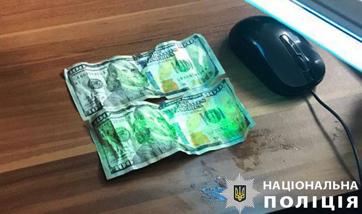 Пограничник-обжора пытался съесть доллары при задержании за взятку (ФОТО)