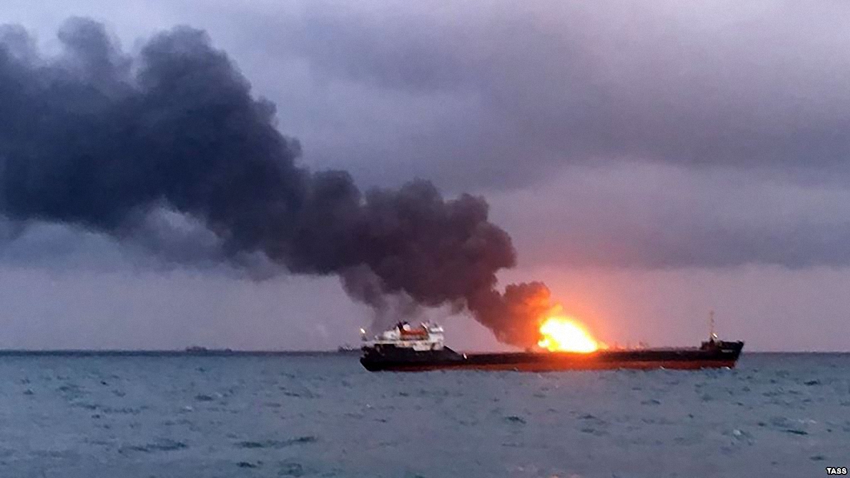 На горящих в Черном море судах погибли 10 человек