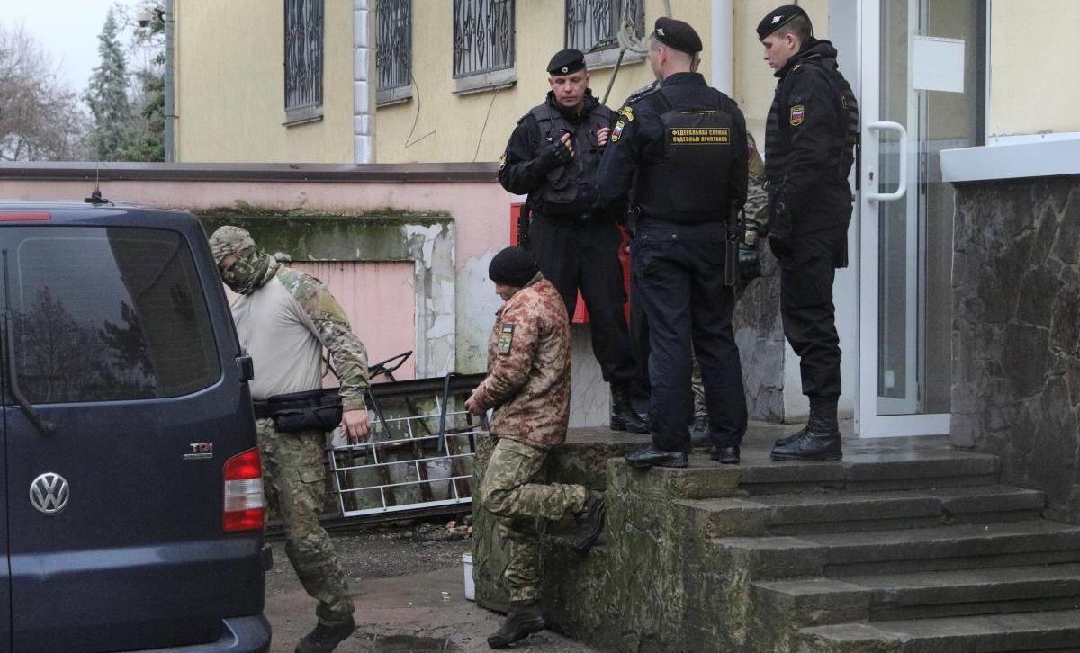 Террористы собираются отрезать руку захваченному в плен украинскому моряку