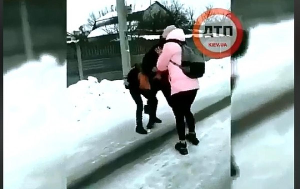 Под Киевом школьница жестоко избила сверстницу: драку снимали на камеру (ВИДЕО 18+)