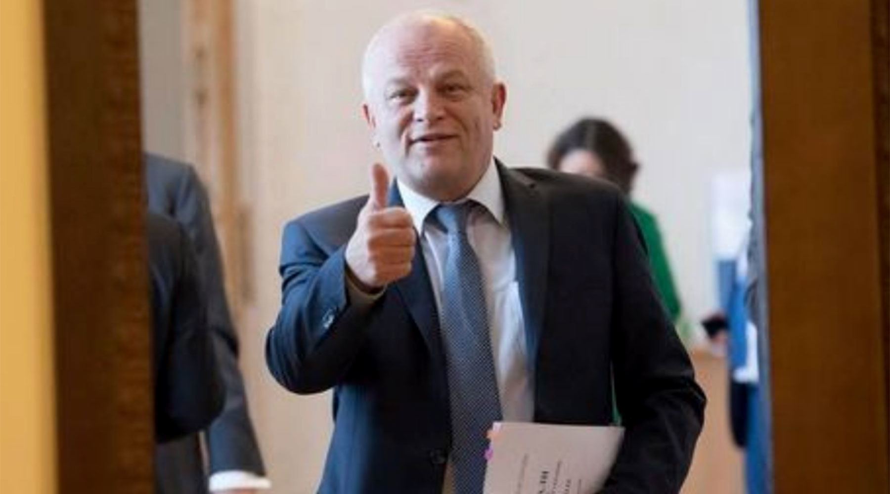 Министр-трудяга Кубив развил экономику государства и заработал себе большую зарплату