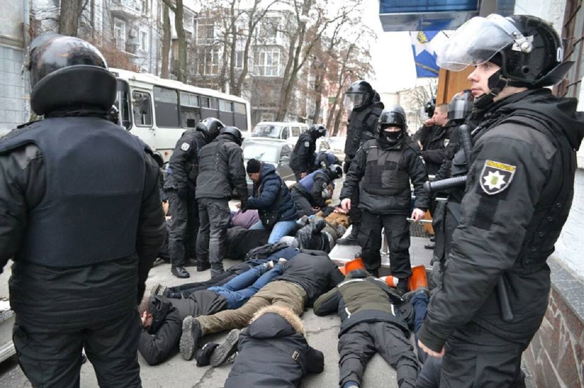 Полицейские избили активистов, выступающих против заказчиков убийства Гандзюк: последствия