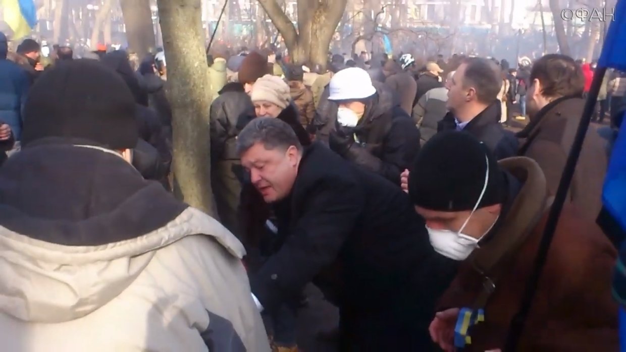 Порошенко действительно был на Евромайдане, но не выносил убитых