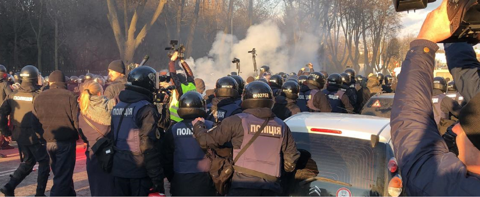 Полицию Винницы закидали камнями перед митингом Порошенко - ВИДЕО