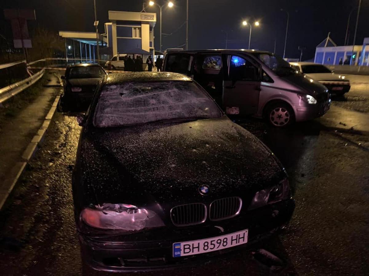 Бандиты в масках на глазах у полиции устроили стрельбу на посту под Одессой (ФОТО)