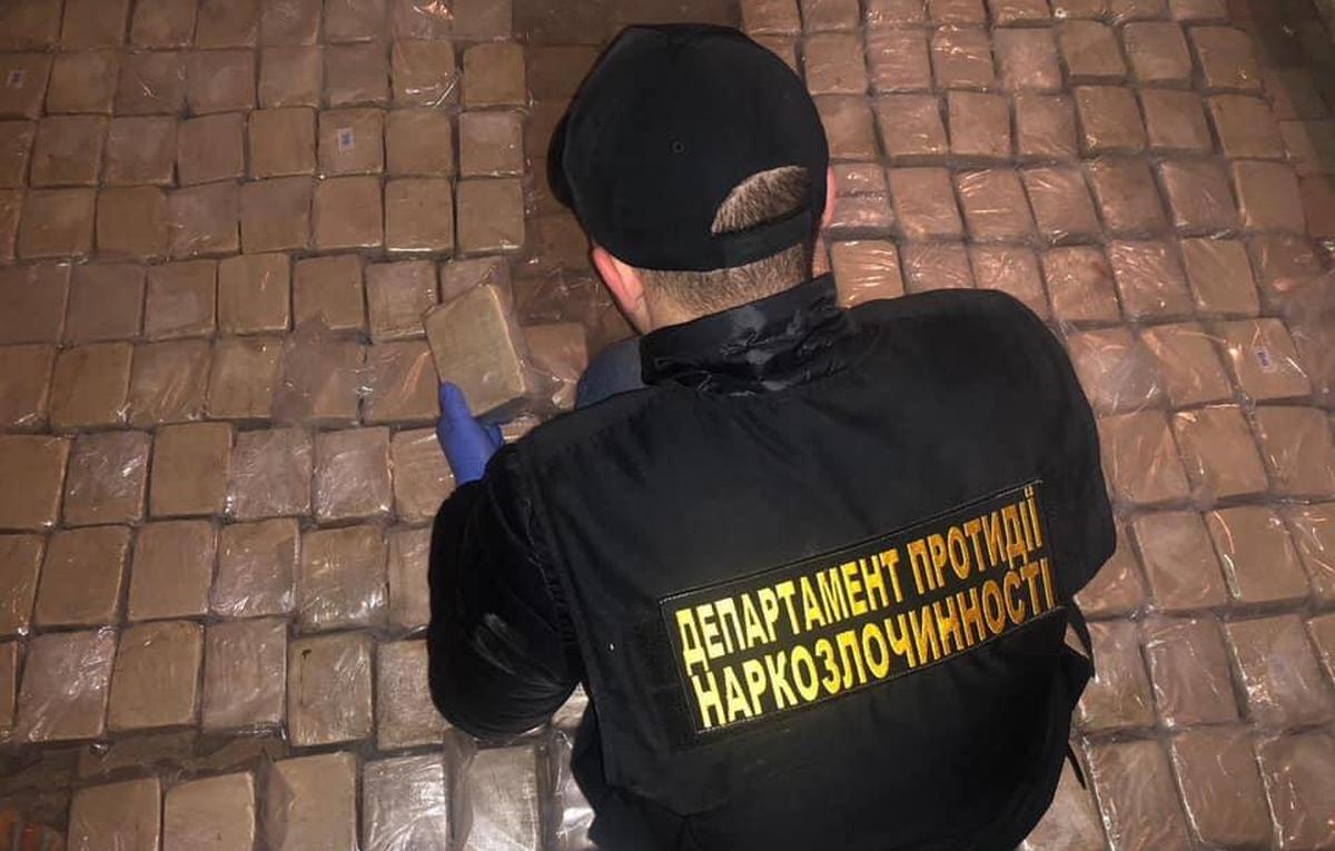 Где-то заплакал Кива: в Киеве задержали наркоторговцев с 300 кило героина (ФОТО)