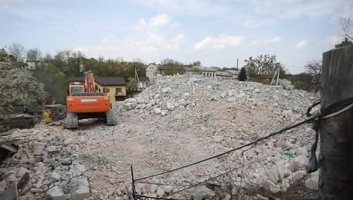 Впервые в Украине: во Львове снесли незаконную многоэтажку