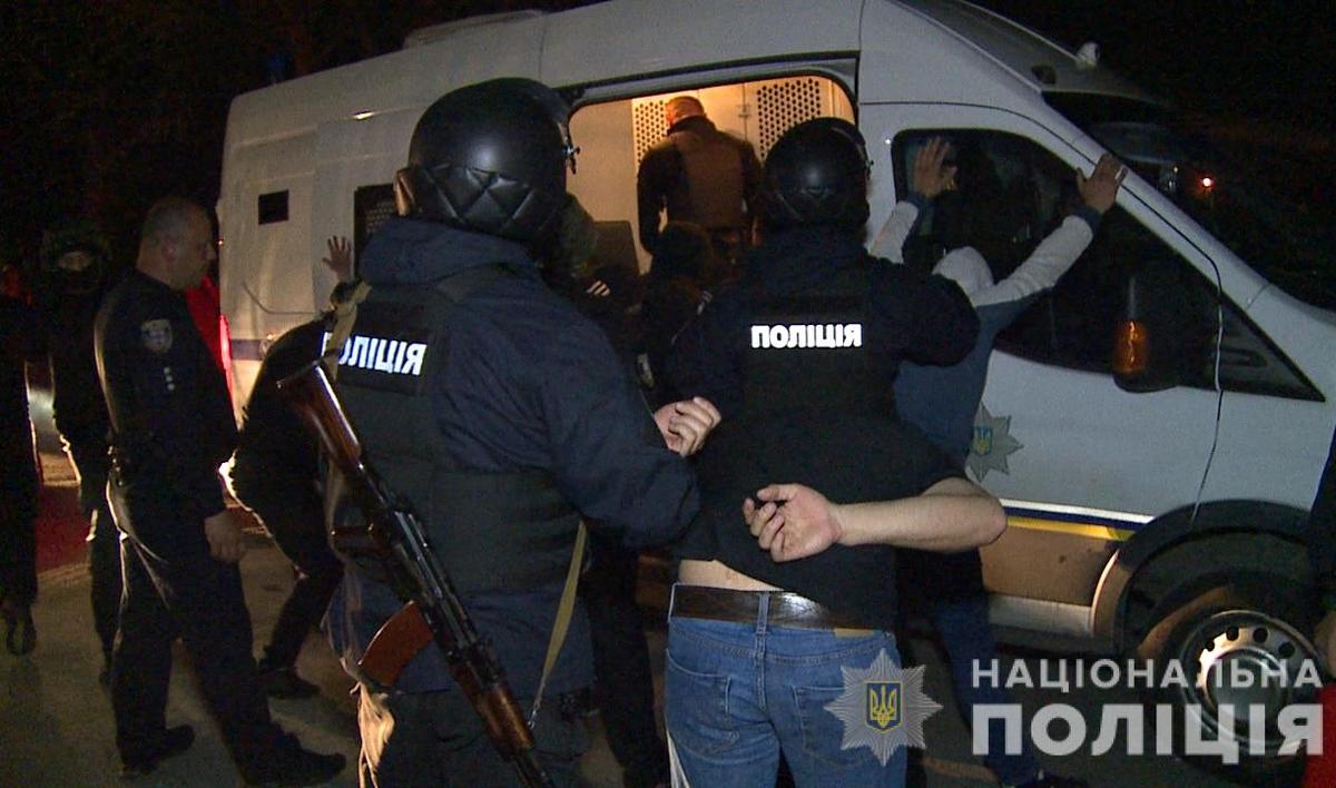 Спецназовцы с боем отвоевали захваченный рейдерами консервный завод (ФОТО + ВИДЕО)