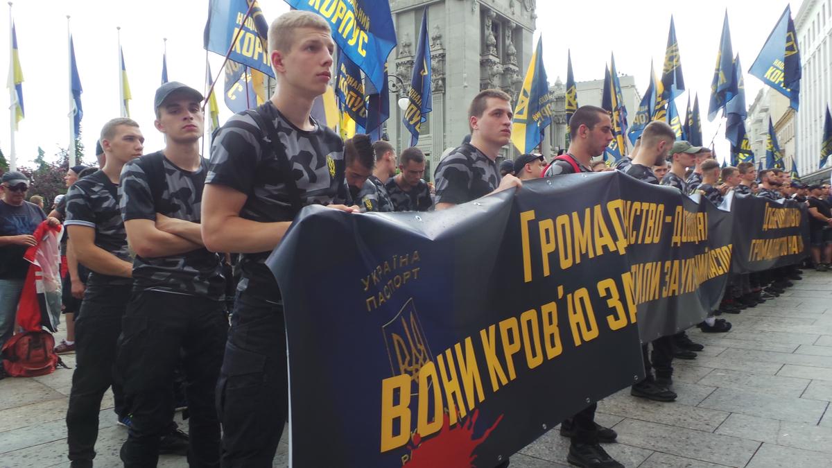 Зеленский в День Конституции раздал паспорта 14 иностранным добровольцам