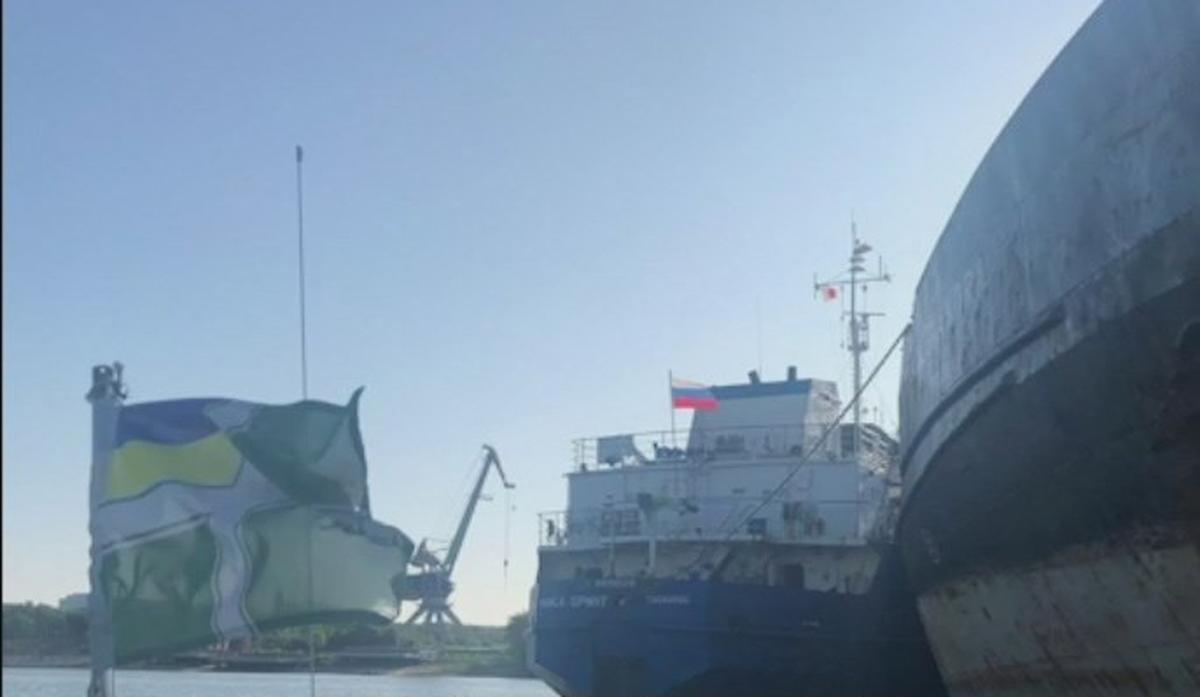 СБУ задержала российский танкер, которым блокировали военные корабли в Керченском проливе