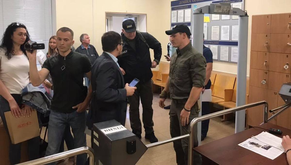 НАБУ проводит обыски в самом скандальном суде Киева