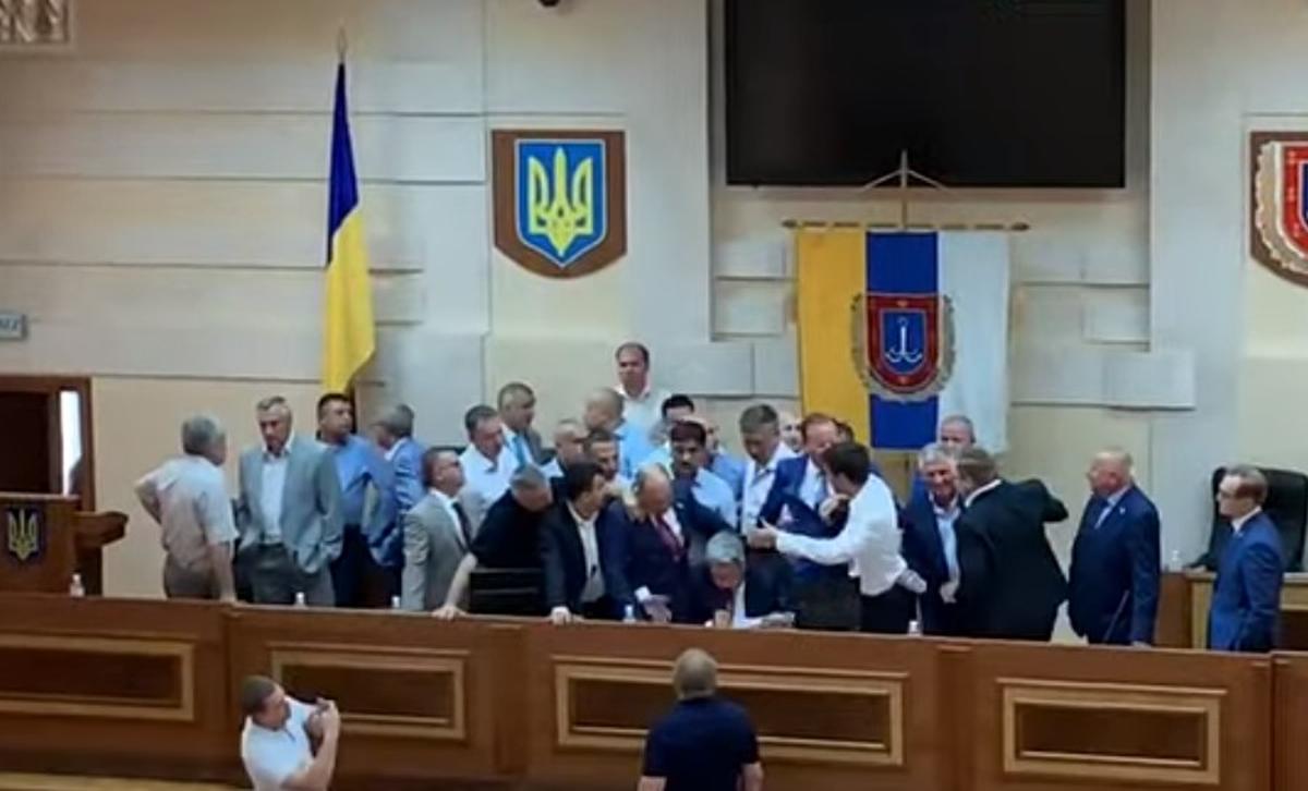В облсовете Одессы депутаты устроили масштабную драку (ВИДЕО)