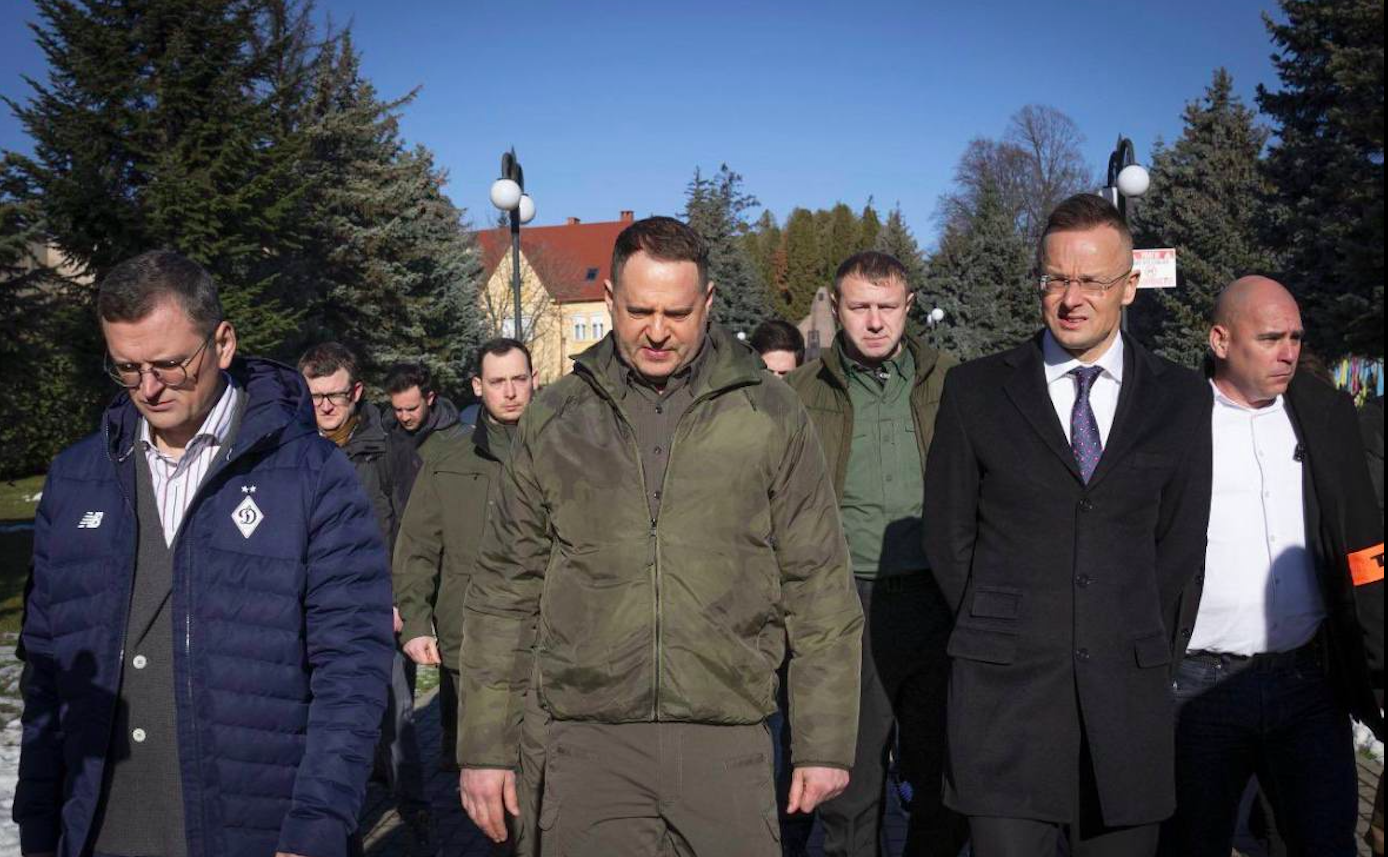 Кулеба та Єрмак перевиховують мадяра Сійярто в Ужгороді